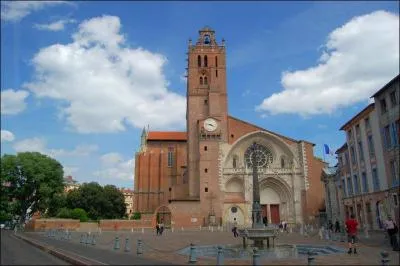 Dans quelle ville du sud-ouest de la France pourrez vous contempler la cathédrale Saint-Etienne, trois fois construite et jamais terminée ?
