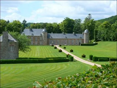 Dans quel département normand se trouve le château de Pontécoulant où vous vous verrez une belle salle à manger avec ses boiseries Louis XVI et son poêle de faïence ?