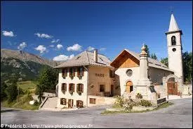 Nous allons prendre un peu de hauteur à Enchastraygues. Perché à 1450 mètre d'altitude, ce village Bas-Alpin se situe en région ...