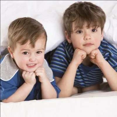 Deux enfants ont ensemble 19 ans. Dans un an l'âge de l'un sera le double de l'âge de l'autre. Quel est l'âge de chacun d'eux ?