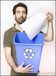 Comment traduire en anglais "Jette le papier à la poubelle." ?
