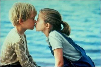 Voici l'un des baisers les plus touchant et mignon du cinéma, celui du film "My girl" ! Qui reçoit le baiser, le petit garçon blond ?