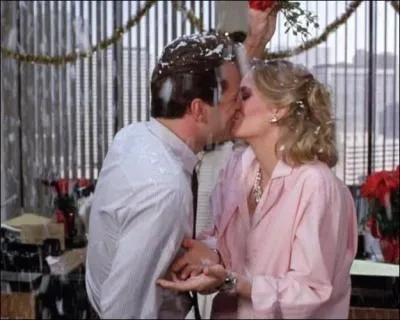 Encore un baiser très très attendu que celui-ci, qui a lieu dans une agence de détective. Qui sont-ils ?