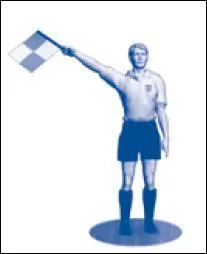 Que signifie le geste de l'arbitre assistant ?