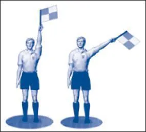 Que signifie le geste de l'arbitre assistant ?