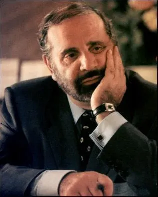 De quel instrument Jean Yanne s'accompagnait-il à ses débuts ?