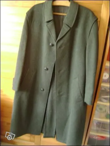 Ce manteau tient son nom du tissu de laine imperméable dans lequel il est coupé. Ce nom est l'anagramme de celui :