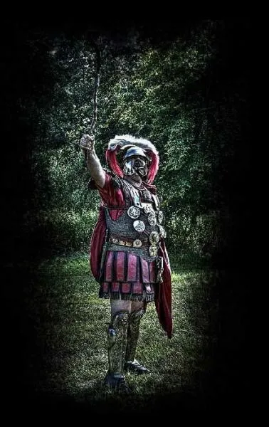 Quel objet est le symbole de son autorité incontestée ?