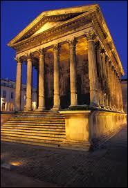 Dans quelle ville française se situe la Maison Carrée, temple romain hexastyle édifié au début du Ier siècle ?
