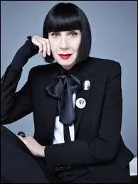 Créatrice de mode, fondatrice de la marque de lingerie du même nom, reconnaissable à sa coupe au carré et à son éternelle frange dans les cheveux, présente jusqu'à son logo..Qui est-elle ?