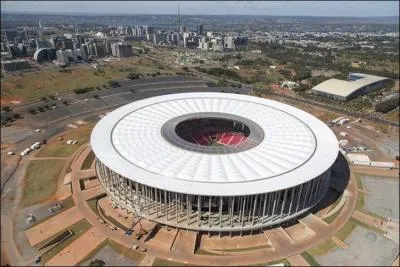L'Arena Mané-Garrincha à Brasilia avait coûté plus d'1 milliard de $ à sa construction, et ses frais d'entretien sont prohibitifs : combien de temps devront payer les Brésiliens pour l'amortir ?