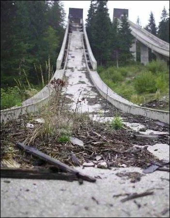 "Les infrastructures olympiques sont un tremplin pour l'avenir ! ", voilà ce que nous serinent les conseilleurs (qui sont rarement les payeurs)... La preuve, voici un très beau trempl(e)in... de ruines : où donc ?