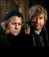 Pour terminer ce quizz, voici les Thénardier, un couple de profiteurs. Ils accepteront d'élever la malheureuse petite Cosette à un si grand prix que Fantine, sa mère, ne pourra plus payer. Parmi ces propositions, laquelle ne concerne pas quelque chose vendu par Fantine pour payer les méchants Thénardier ?