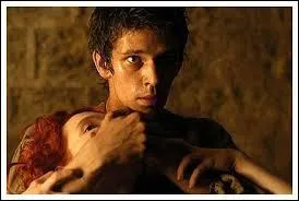 Jean-Baptiste Grenouille a été un enfant maltraité. Il a grandi à Paris. Dès son plus jeune âge, il a découvert qu'il avait un odorat particulier ; il pouvait sentir et identifier toutes les odeurs. Très rapidement, il devint le plus grand parfumeur parisien. Il trouvait cependant que les plus belles odeurs venaient des femmes... Combien de vierges ont été tuées par Grenouille ?