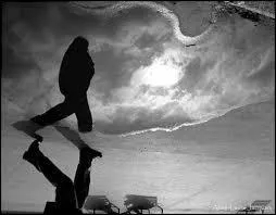 Par qui le miroir de Bragg a-t-il été mis au point ?