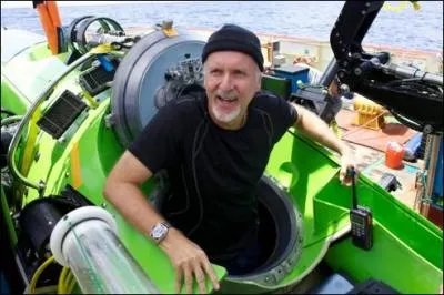 James Cameron, célèbre réalisateur américain (Titanic, Avatar, entre autres), est le premier être humain à être descendu en solo jusqu'au fond de la fosse des Mariannes (10898 mètres) !