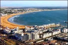 Au bord de quel océan ou quelle mer est située la ville d'Agadir ?