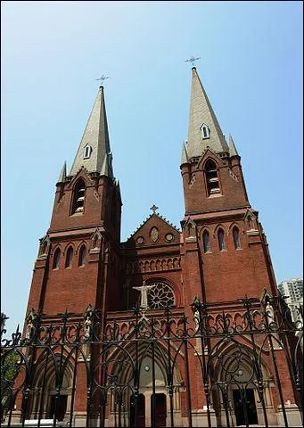 Située à l'autre bout du globe, cette ville aux cent dix églises est appelée "Le Paris de l'Orient" : quel est son vrai nom ?