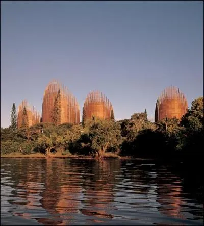 Reprenons le tour du monde avec le "Petit Paris du Pacifique" : quelle est cette ville ?