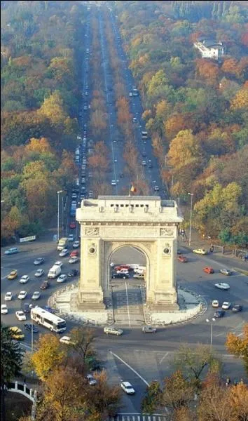 Cette ville, le "petit Paris des Balkans" a vu naître Serge Klarsfeld et ... Henri Chapier ! Où donc ?