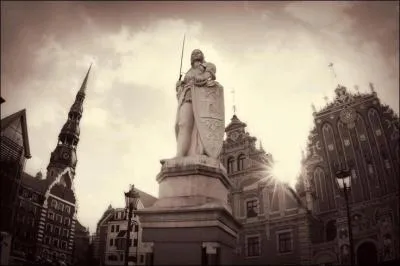 Plus sage que la précédente, une ville d'Europe, surnommée "Le petit Paris balte", est jumelée avec Le Havre, Bordeaux et Calais : quel est son nom ?