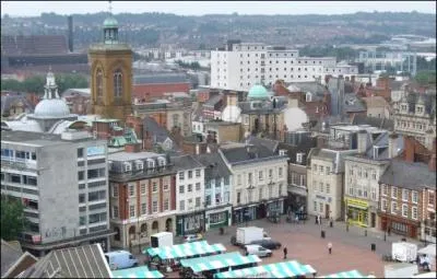 Northampton est une ville d'un peu moins de 200 000 habitants, arrosée par la rivière Nene. Dans quel pays se trouve-t-elle ?