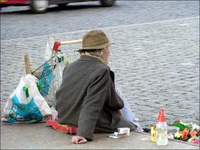 Il est resté ___ toit, ___ eau, ___ famille