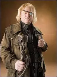 Maugrey a un style bien à lui, très cuir, et porte ce long manteau de peau, qu'on croirait tout droit sorti... de quoi donc ?