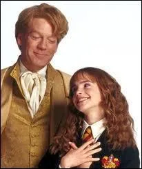 Hermione est sous le charme du plus "fashion" des professeurs de Poudlard, le fameux pas si fameux Gilderoy Lockhart ! Quelle(s) couleur(s) sont-elles ses favorites ?