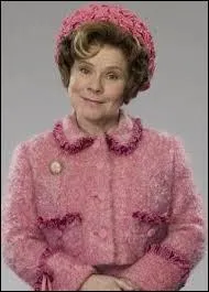 A la voir comme cela, elle est presque mignonnette dans sa tenue rose, la mère Ombrage ! Vu son autre passion que le rose et la cruauté, à quoi aurait-on pu s'attendre en matière de vêtement ?