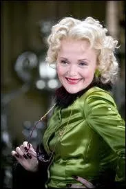 Toujours en vert mordoré, celle-ci, jusqu'à sa plume perfide ! Il y a une bonne raison à cela, la connaissez-vous ?