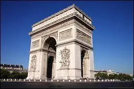Au centre de quelle place se trouve l'Arc de Triomphe ?