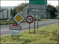 Nous sommes sur la RN4 et nous entrons &agrave; Courtacon. Village francilien, il se situe dans le d&eacute;partement ...