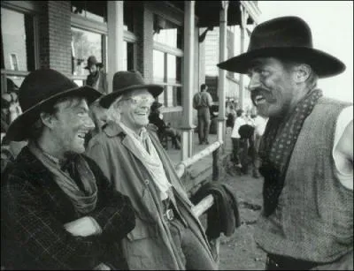 Voilà un moment de détente sur un tournage, entre les ennemis du film, qu'il est facile de reconnaître tant le film est un grand succès de cinéma...