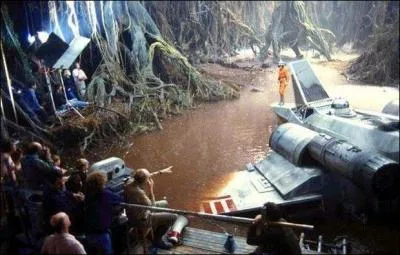 Quand on voit une photo de plateau comme ici, et qu'on connaît le film, on reste étonné de croire en voyant les images qu'on se trouve en pleine jungle, que l'ambiance est inquiétante, et que l'acteur est seul. Quel est le film  ?