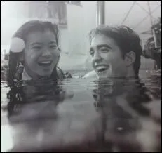 Il faut parfois se mouiller dans tous les sens du termes pour faire un film. Les deux acteurs sont ici souriants, car l'épreuve est finie. Quel est ce film ?