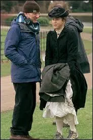 Un tournage en extérieur est souvent froid, et s'il faut porter un costume d'époque, les baskets aux pieds sont plus confortables que les bottines, si les pieds ne sont pas visibles à l'écran. L'actrice est Renée Zellwegger, et le film est  ?