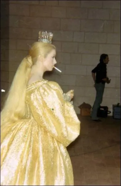 Cette photo est étonnante, une radieuse princesse interprétée par la belle Catherine Deneuve déambule la cigarette à la bouche. Quel est ce film  ?
