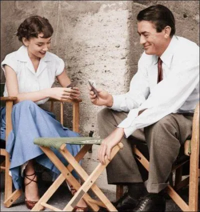 Deux stars détendues jouent aux cartes. Il s'agit de Gregory Peck et de Audrey Hepburn. Quel est ce film  ?