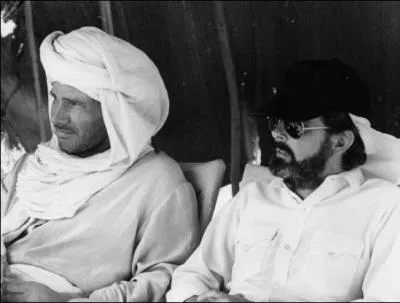 L'un des barbus est Georges Lucas et l'autre est Harrison Ford, en costume local et d'époque, il est facile de deviner le film...