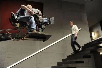 Et on oublie, dans la salle de cinéma, que même des gestes simples, comme descendre un escalier, demandent à travailler le naturel. Ici, c'est Ewan Mac Gregor qui s'y colle, dans quel film ?