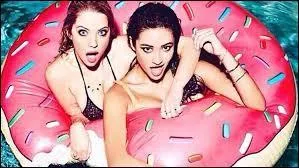 Qui sont les deux filles sur la photo ?