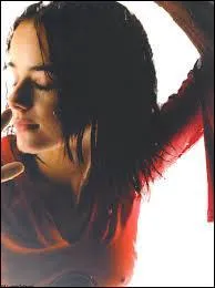 En 2003, dans sa chanson  J'en ai marre , quelle chanteuse a la peau douce dans son bain de mousse ?