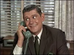 Avec qui donc est marié l'heureux mortel Jean-Pierre (Darrin en VO) ?