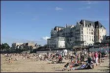 Pour finir, je vous emmène à Saint-Lunaire. Ville de l'aire urbaine de Dinard, sur la Côte d'Émeraude, elle se situe dans le département ...