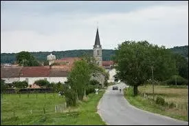 Je vous emmène à Longchamps-sur-Aire. Village lorrain de l'arrondissement de Commercy, il se situe dans le département ...