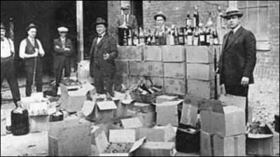 Quelle loi faisaient respecter Elliot Ness et les incorruptibles ?