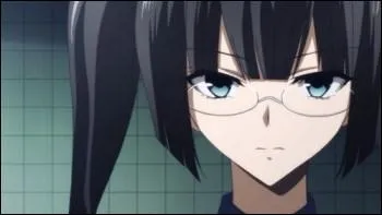 Je suis un assassin de la Classe Noire et je suis spécialisée dans les bombes. Qui suis-je ?