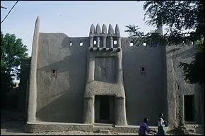 Deux villes africaines se disputent (pourvu qu'elles n'en viennent pas romains ! ) l'appellation "Venise du/de ..." : Djenné et Mopti. Dans quel pays ?