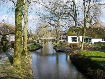 Sacré romaine (ou plutôt salade) pour la "Venise du Nord" : ça se bouscule au portillon ! En plus de Bruges, et Amsterdam, nous avons Giethoorn... Dans quelle région des Pays-Bas ?